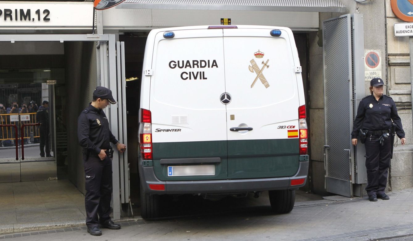 Un furgón de la Guardia Civil abandona la Audiencia Nacional tras prestar declaración varios de los detenidos en Púnica. (EFE)