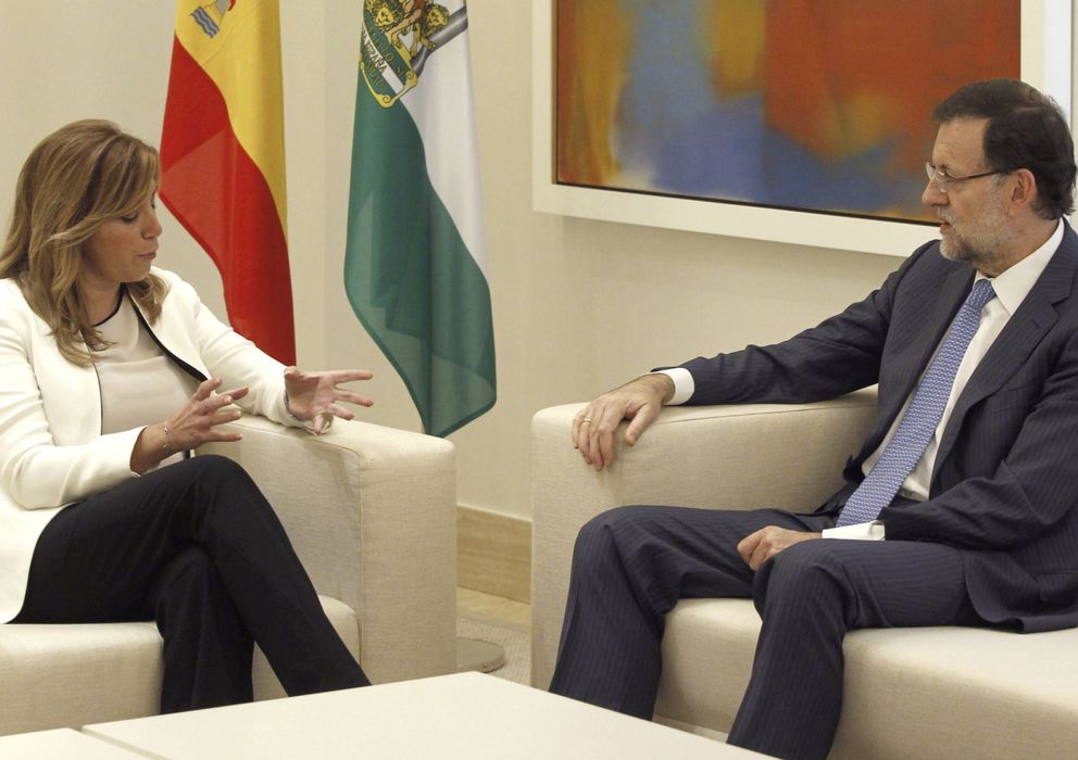 Foto: El presidente del Gobierno, Mariano Rajoy, conversa con la presidenta de Andalucía, Susana Díaz. (EFE)