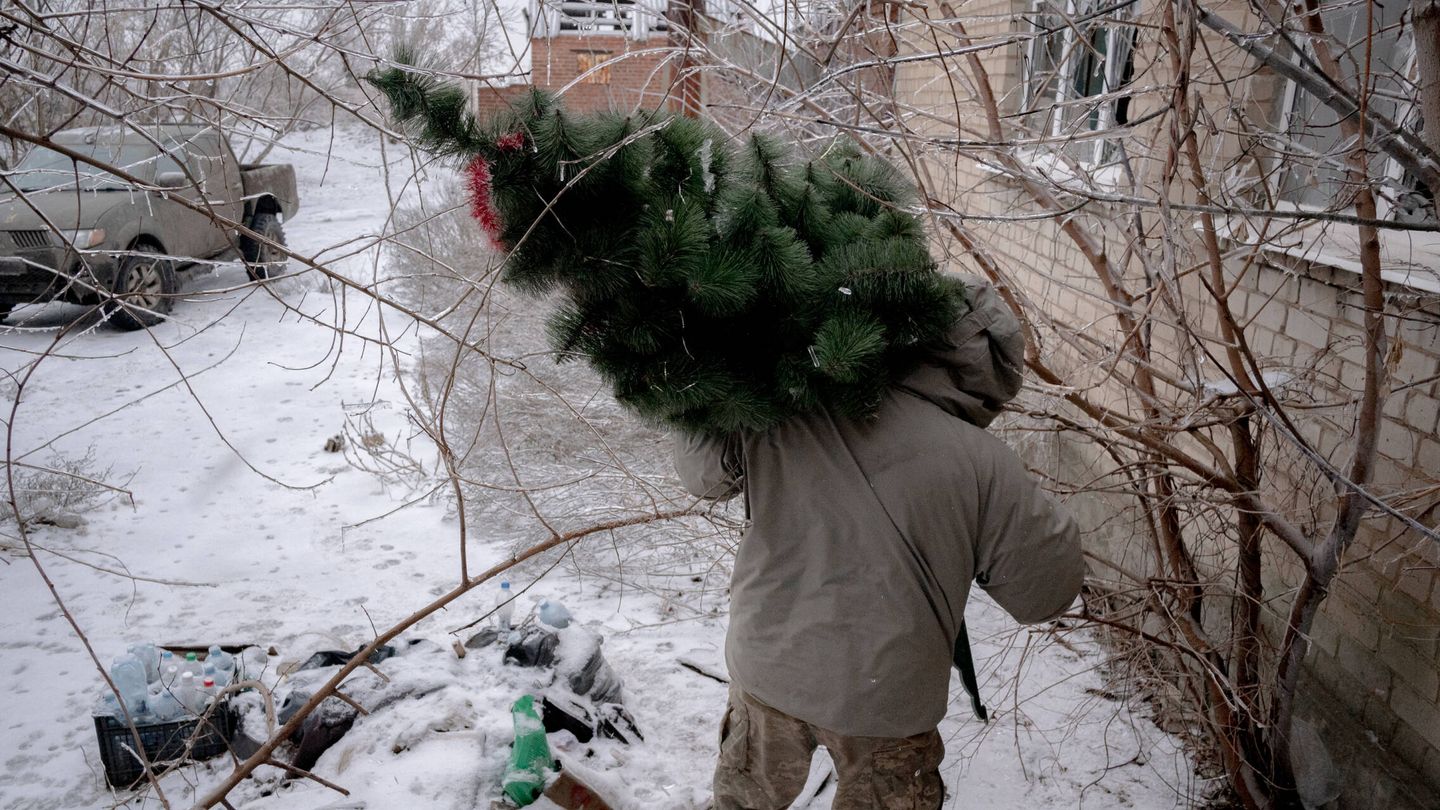 Llevando un árbol de Navidad en el Donbás. (Albert Lores)