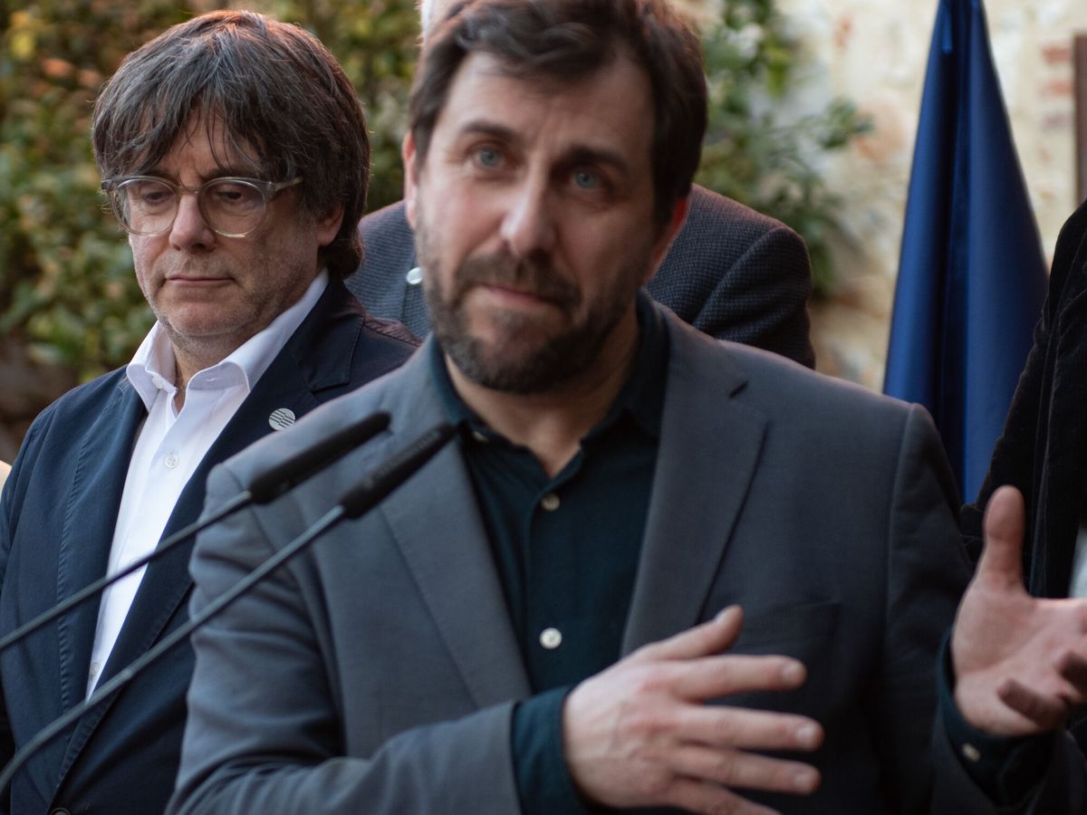 Foto: Toni Comín con Carles Puigdemont al fondo en un acto del Consell de la República. (Europa Press)