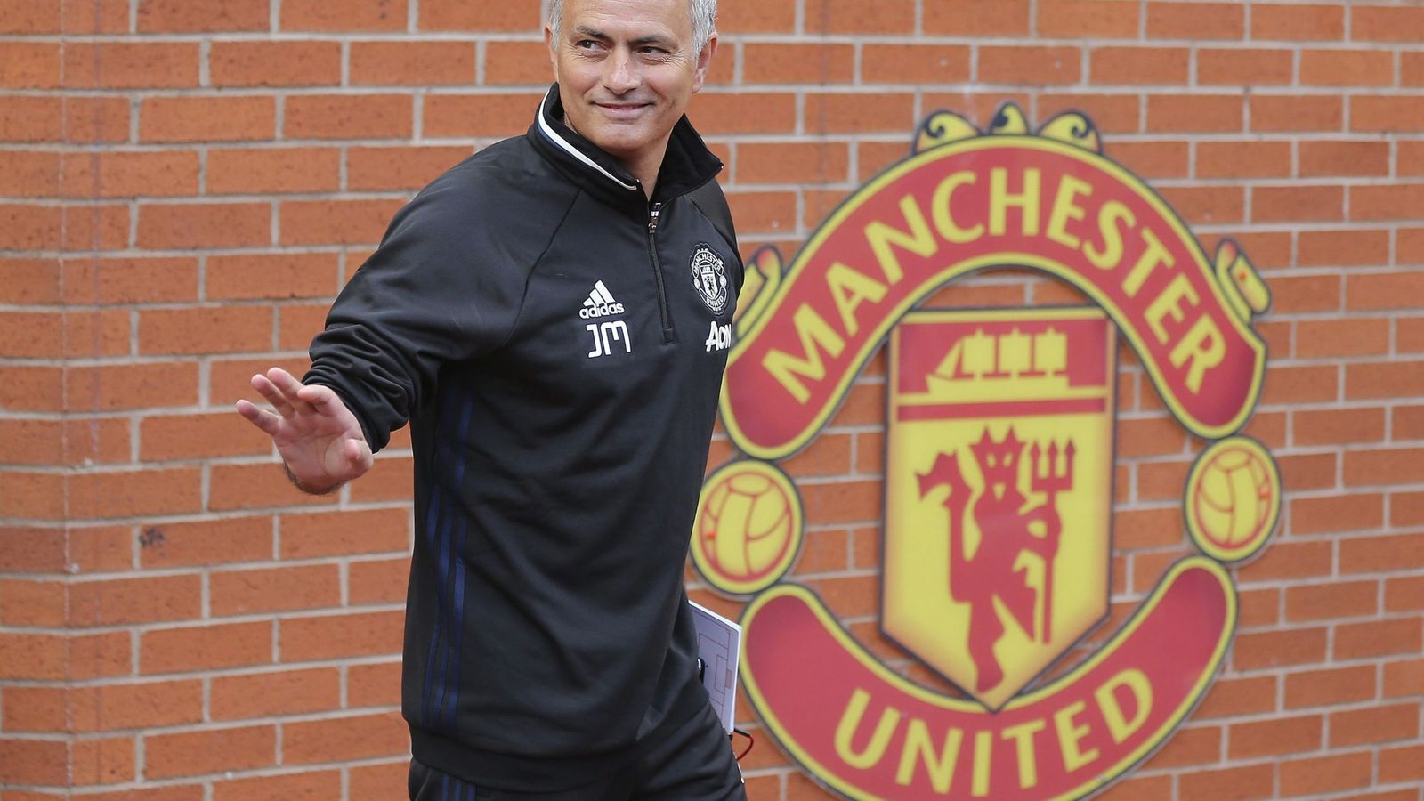 Foto: José Mourinho, en Old Trafford para su presentación como entrenador del Manchester United. (EFE) 