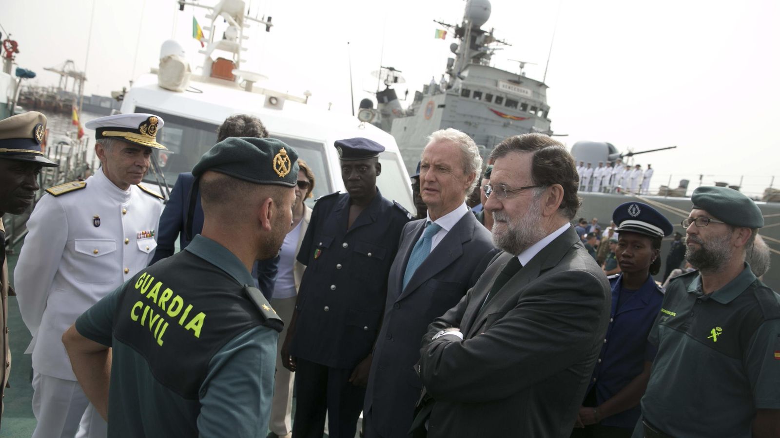 Foto: El presidente del Gobierno, Mariano Rajoy, durante su visita a Senegal acompañado del ministro de Defensa, Pedro Morenés (EFE)