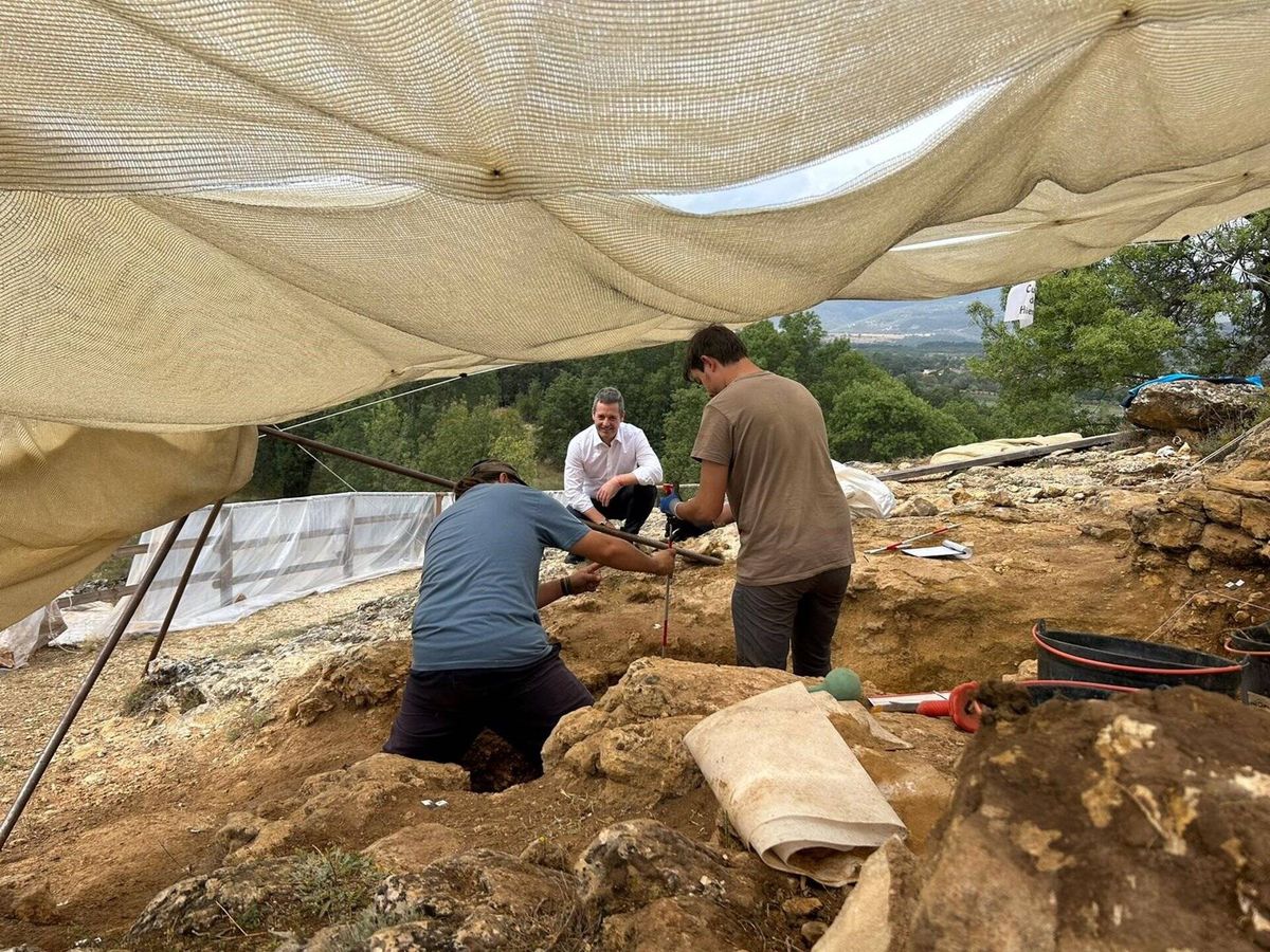 Foto: Excavaciones en el valle del Lozoya donde se ha encontrado la pieza del hominino. En segundo plano, el consejero de Cultura y Turismo, Mariano de Paco (COMUNIDAD DE MADRID/EUROPA PRESS)