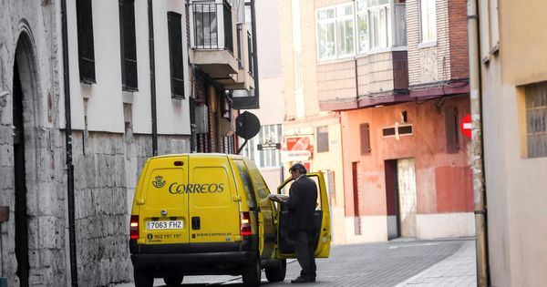 Foto: Imagen de un trabajador de Correos en Valladolid. (EFE)