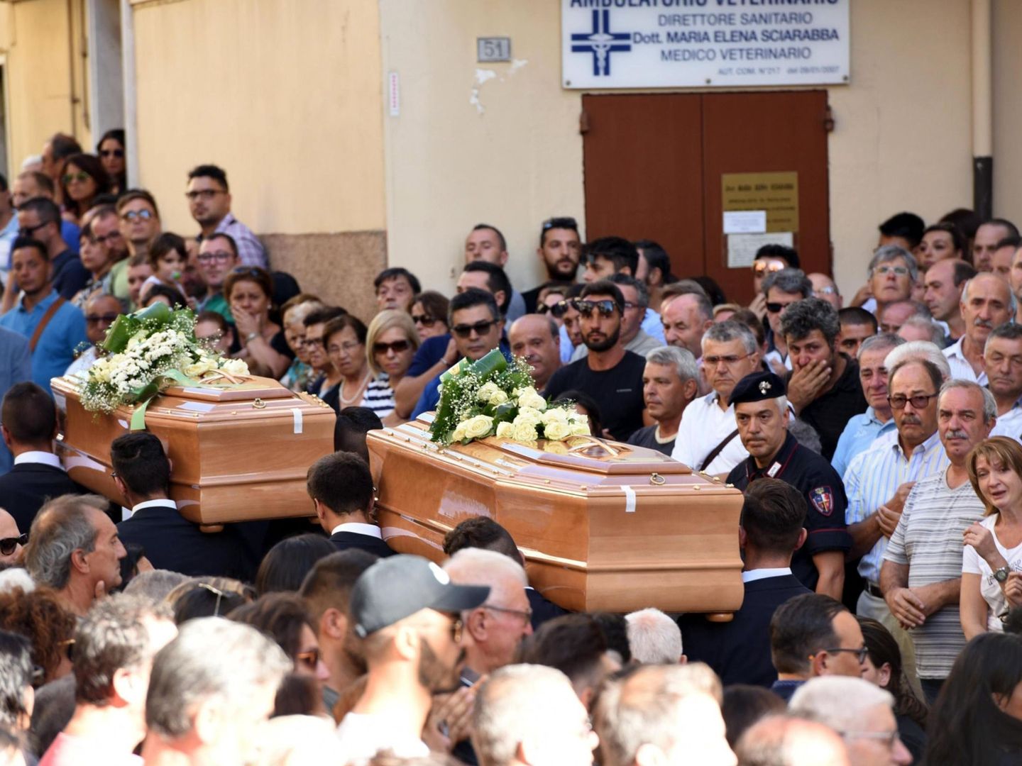 Varias personas asisten al funeral de los hermanos Luigi y Aurelio Luciani, de 47 y 43 años, en San Marco in Lamis, el 11 de agosto de 2017. (EFE)