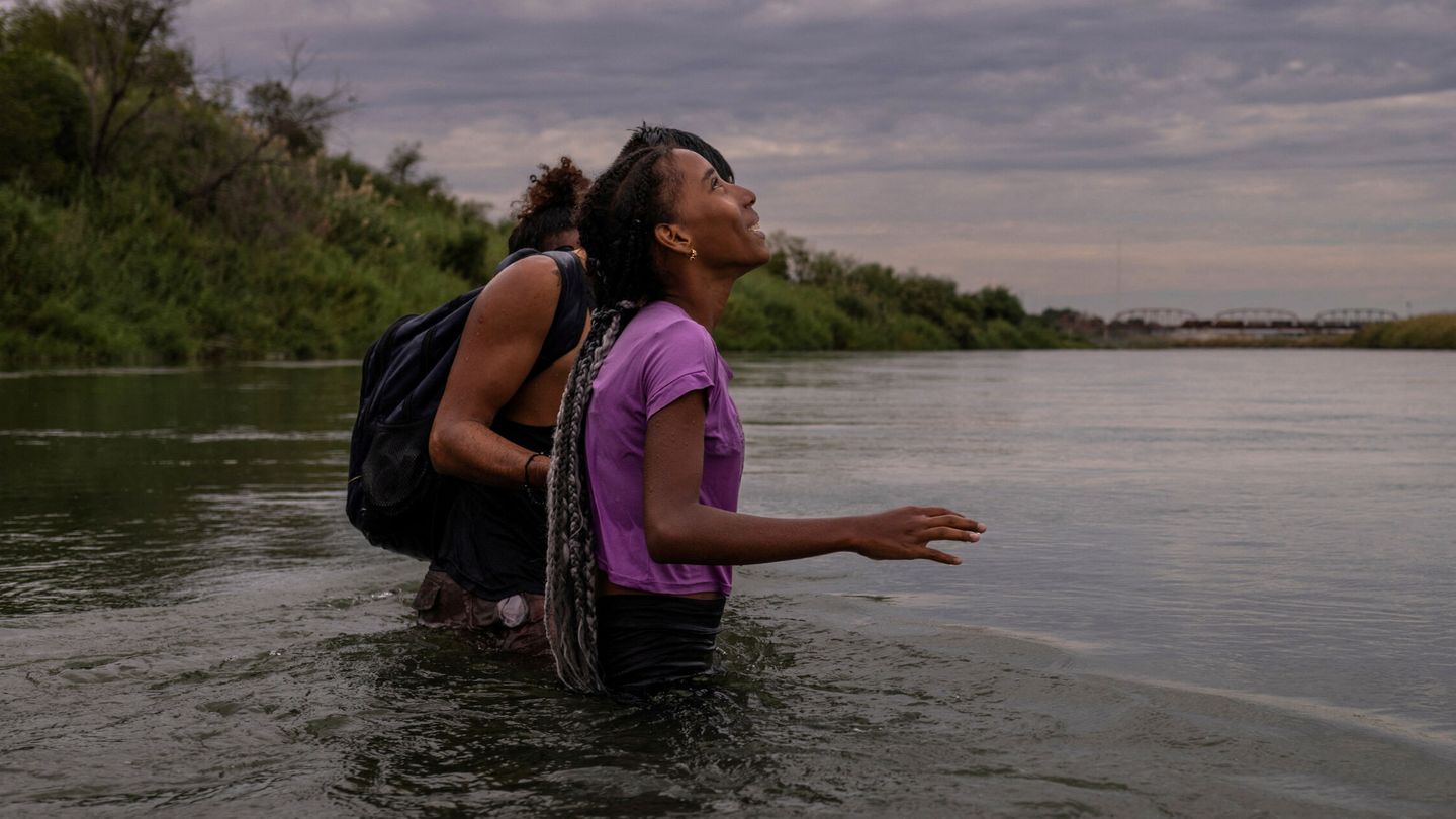 Una mujer venezolana cruza el Río Grande en su camino a Estados Unidos, en octubre de 2023. (Reuters/Adrees Latif)