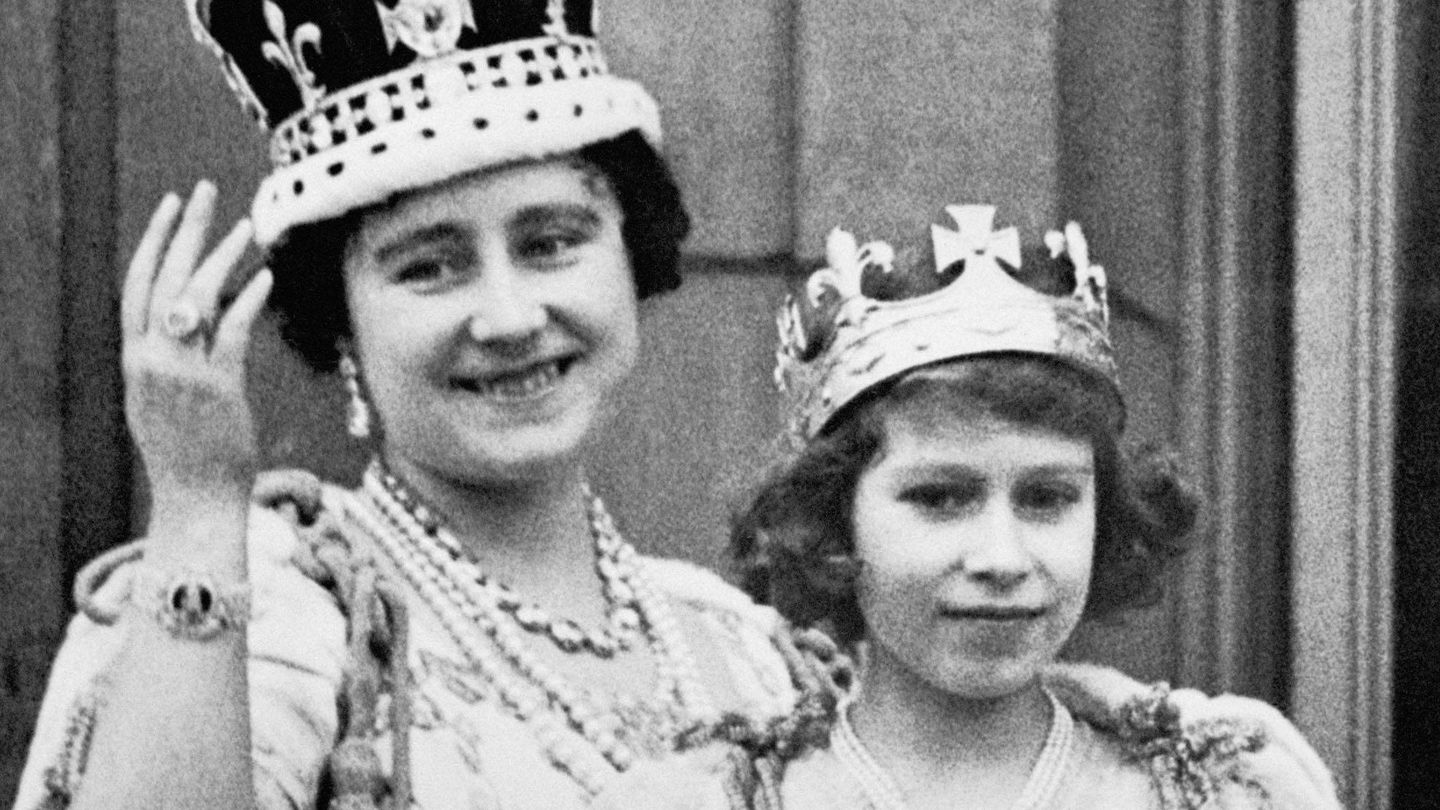 La reina madre, Isabel, con su hija (ahora reina Isabel II) en 1937. (Cordon Press)