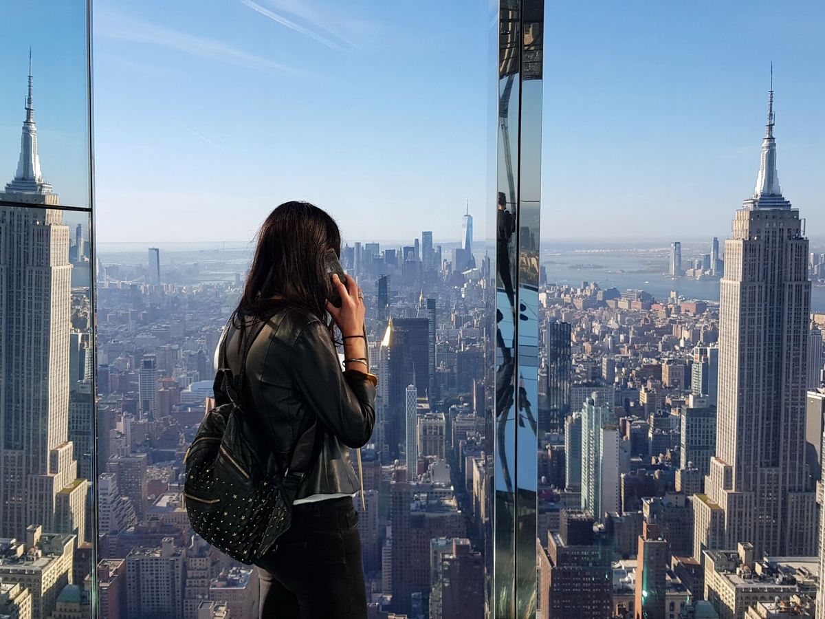 Foto: Una mujer observa el Empire State Building desde el nuevo mirador "Summit". (EFE/Jorge Fuentelsaz)