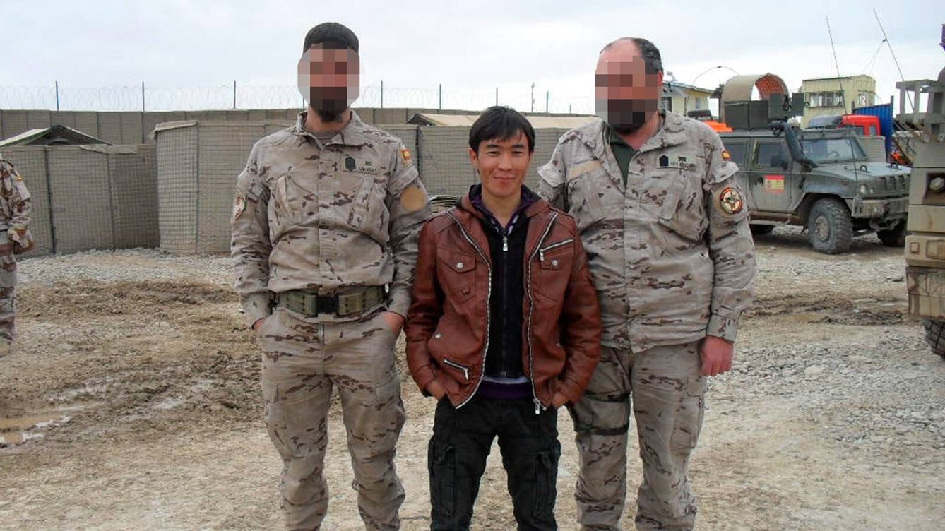 Foto: Ismael, intérprete afgano de la minoría Hazara, junto a miembros del ejército español. (Cedida)