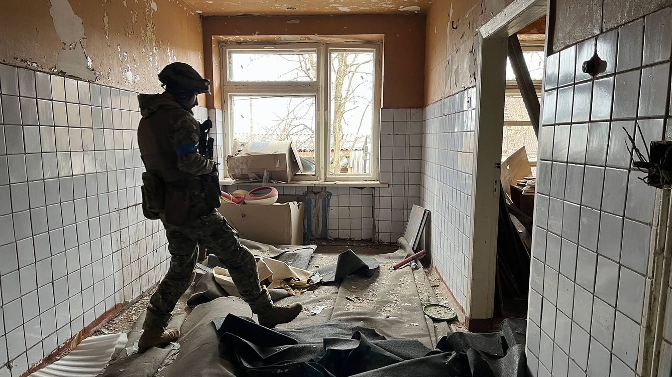 Foto: Vitaly, agente de policía militar, entra en una de las casas utilizadas por los rusos como cuartel en Borodyanka. (Alicia Alamillos)