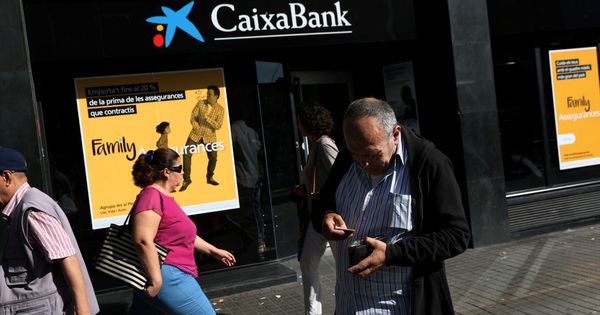 Foto: Una oficina de Caixabank en Barcelona. (Reuters)