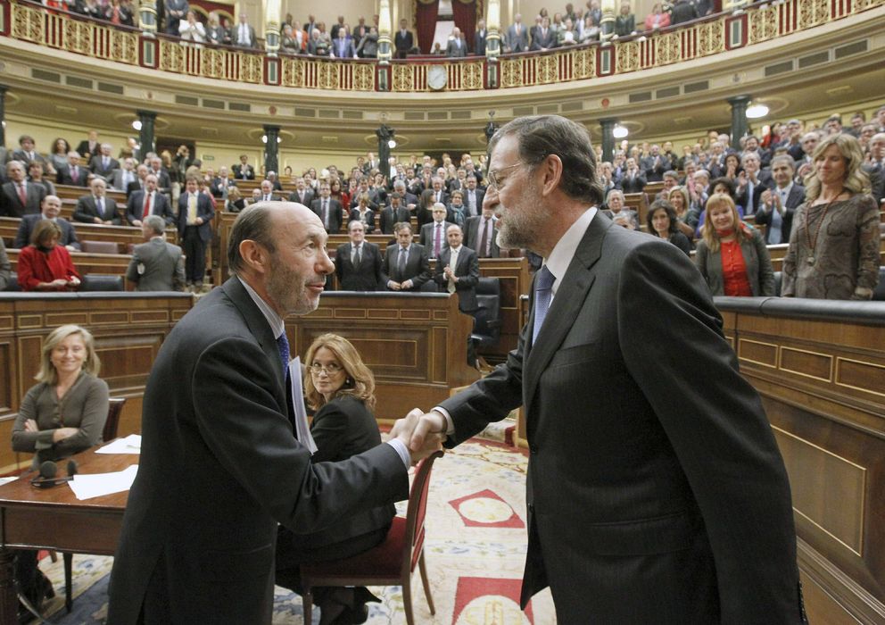 Foto: Pérez Rubalcaba felicitaba a Mariano Rajoy cuando fue envestido como presidente del Gobierno (EFE)