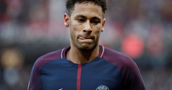 Foto: Neymar, serio, durante un partido con el Paris Saint Germain en el Parque de los Príncipes. (REUTERS) 