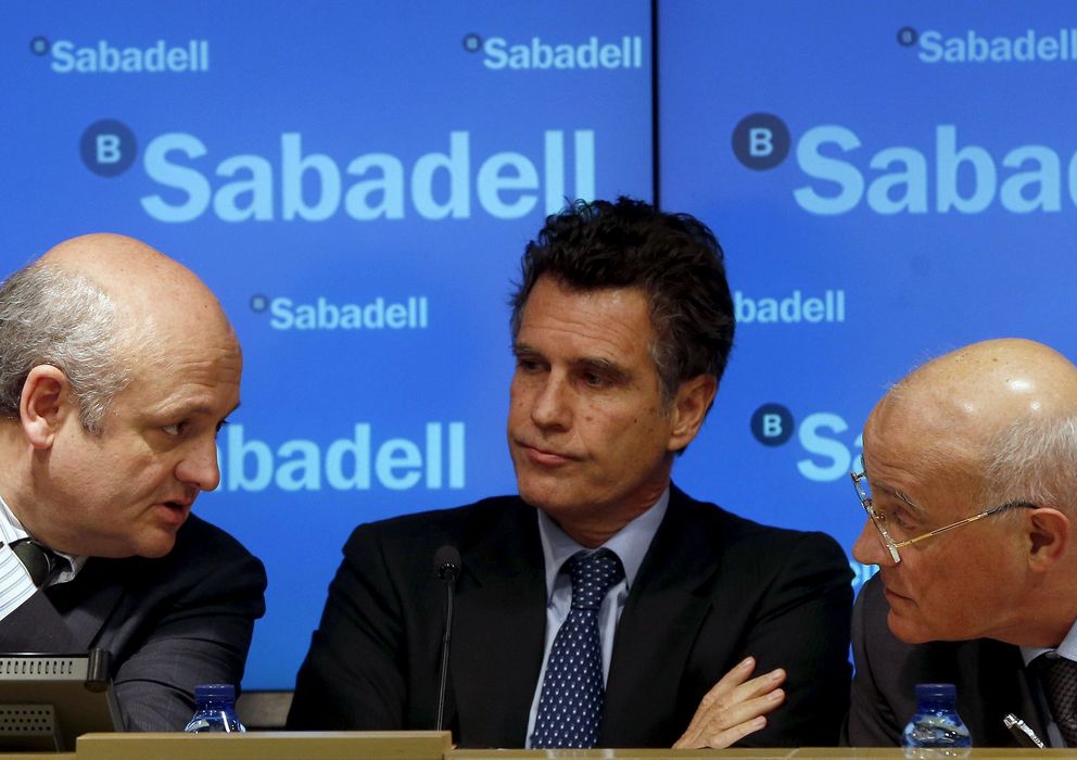 Foto: El presidente del Banco Sabadell, Josep Oliú (d), y el consejero delegado, Jaime Guardiola (c). (EFE)