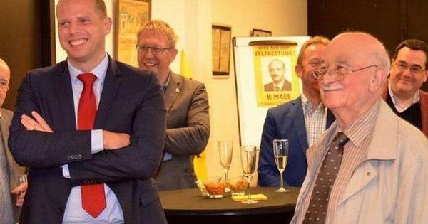 Foto: Fiesta de cumpleaños de Bob Maes (d) en Zavetem a la que acudió el secretario de Estado Theo Francken (I). (Prensa belga)