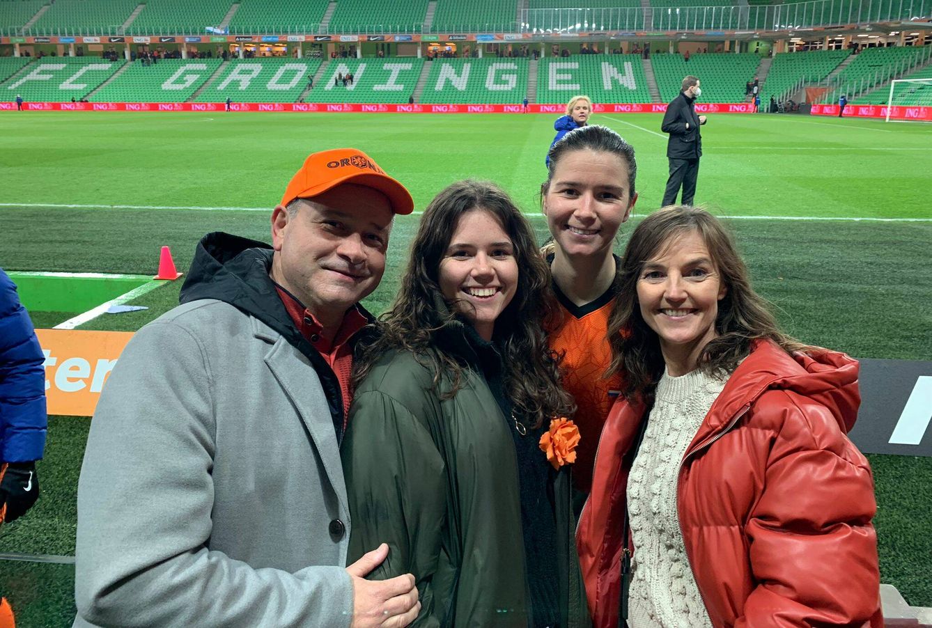La familia de Damaris no quiso perderse su debut con los Países Bajos. (Twitter)