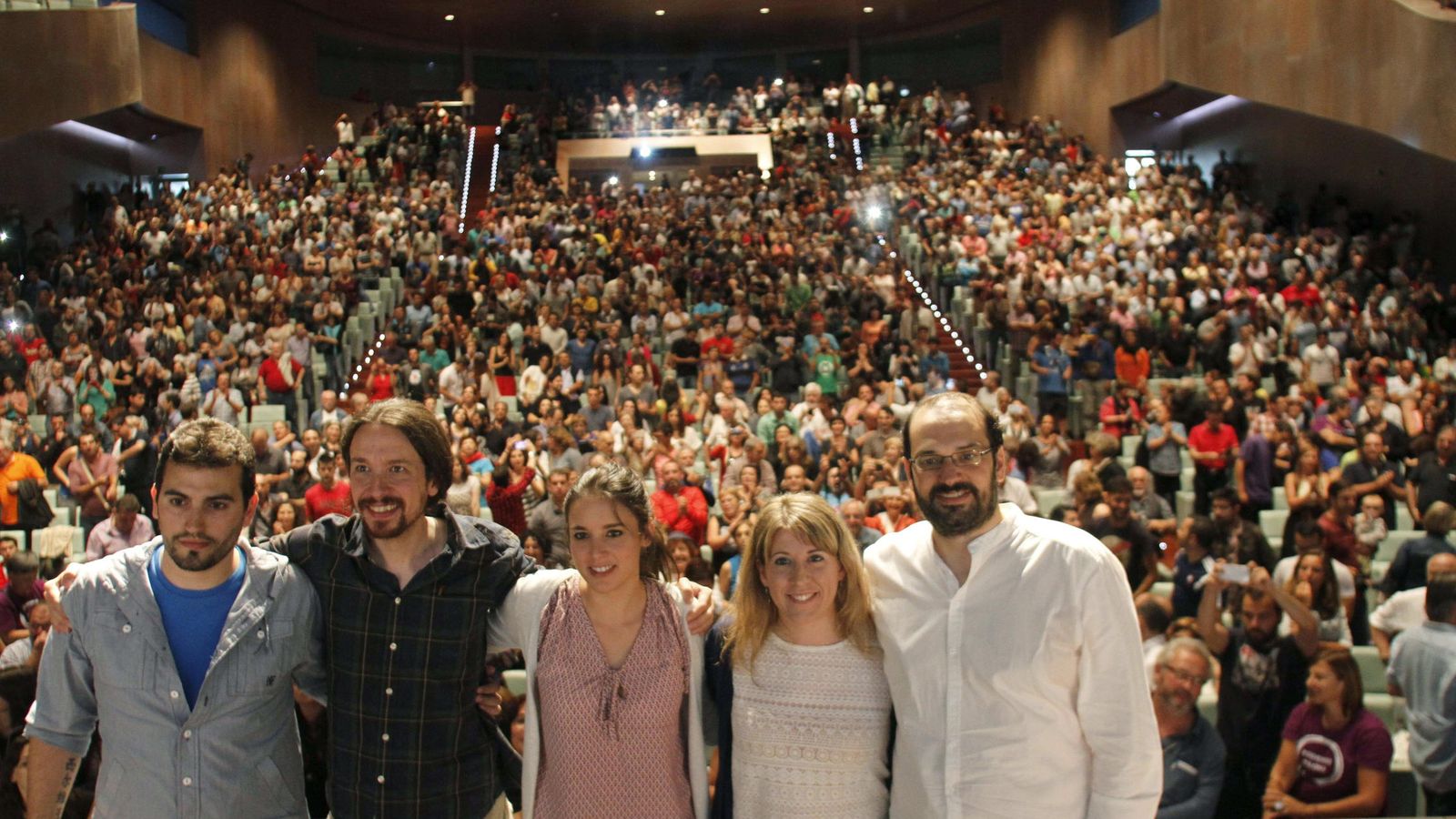 Foto: Mitin de Pablo Iglesias en Vigo con Breogán Riobóo (i), Irene Montero (c) y Carmen Quiroga (2d). (EFE)