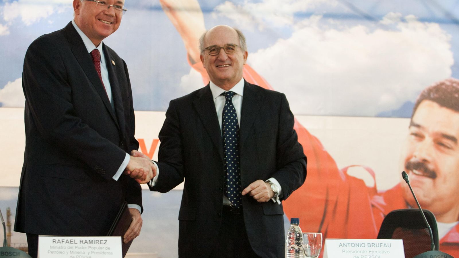 Foto:  El presidente de PDVSA, Rafael Ramírez, y el presidente de Repsol, Antonio Brufau, tras la firma de un convenio en febrero de 2014. (Efe)