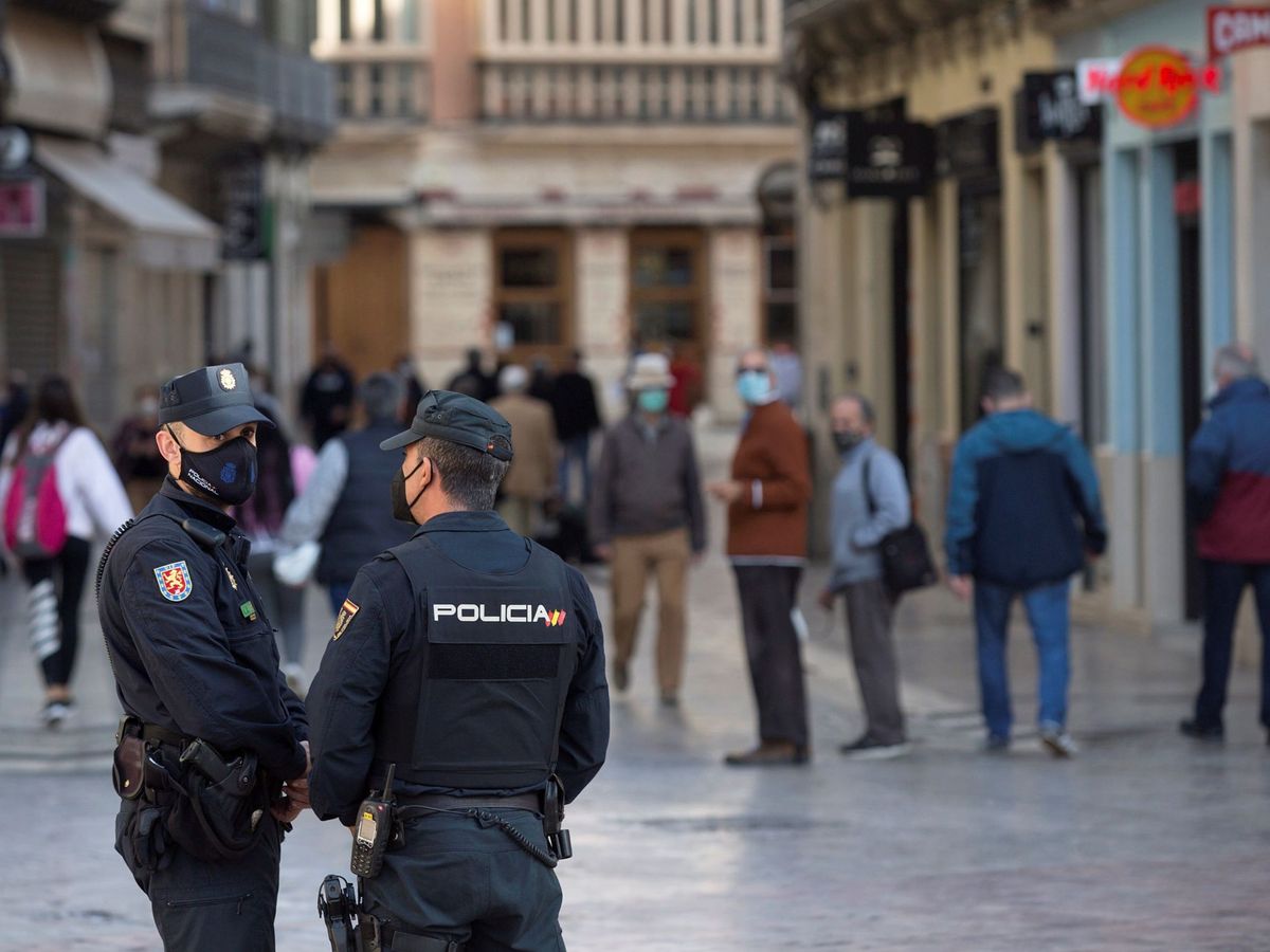 Foto: Policías en Málaga. (EFE)