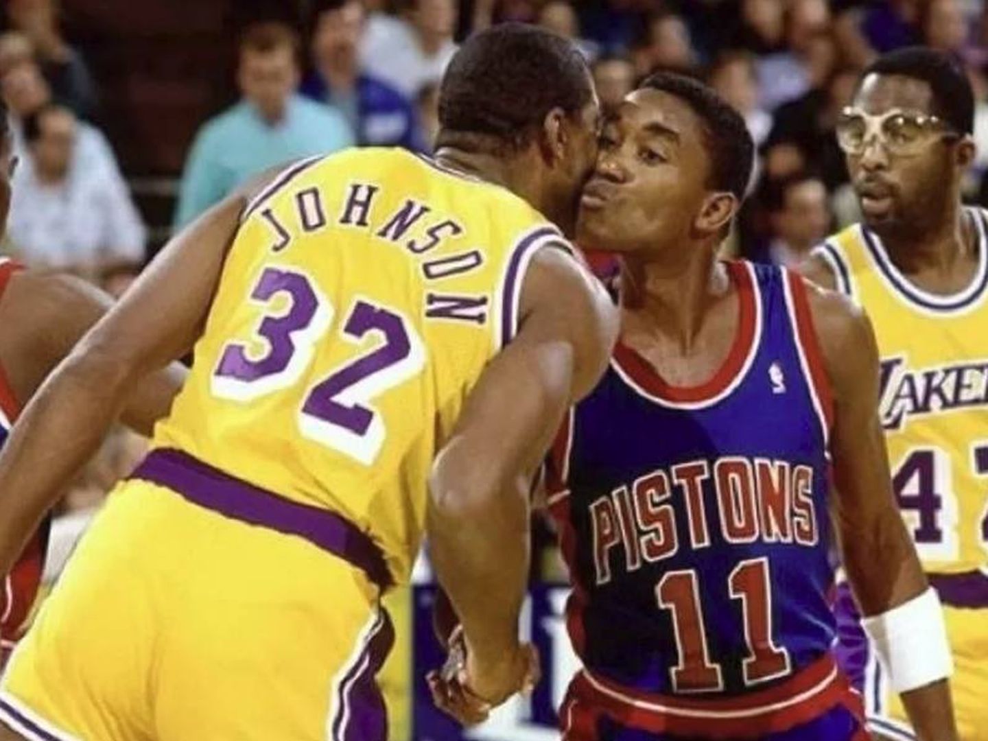 Magic Johnson e Isiah Thomas, en un partido de la NBA.