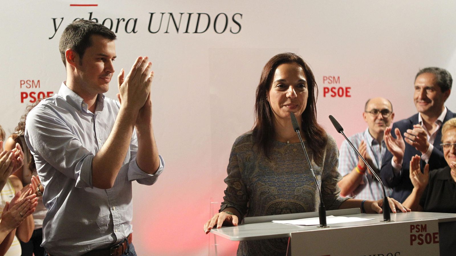 Foto: Sara Hernández, nueva secretaria general del PSM, aplaudida por Juan Segovia. (EFE)