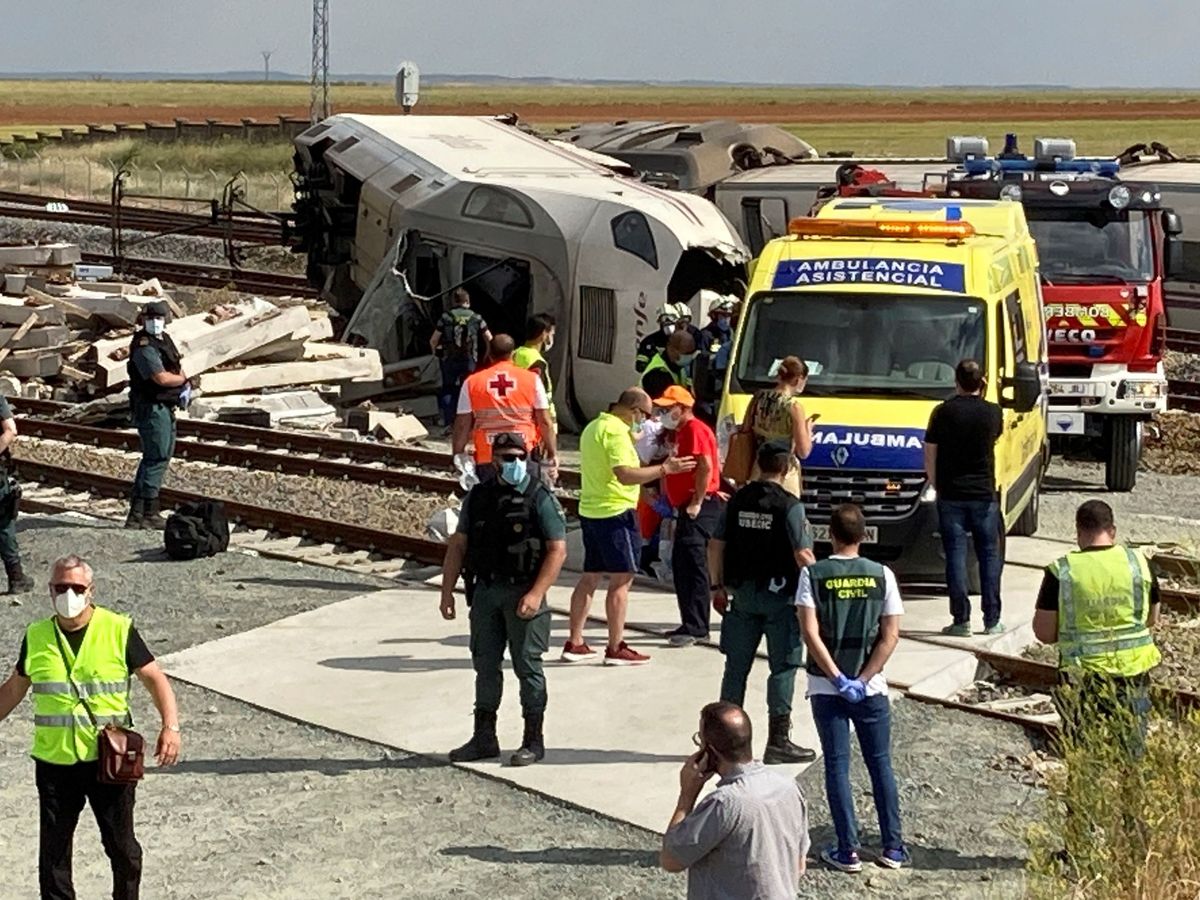 Foto: Descarrila un tren Alvia al arrollar en Zamora a un coche (EFE)