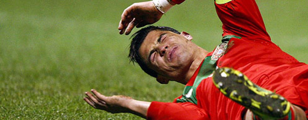 Foto: Un respiro para Cristiano Ronaldo en el 'match ball' de Portugal para la Eurocopa