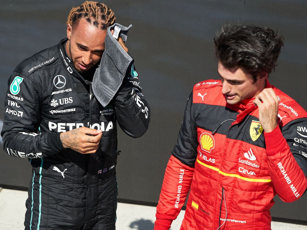 Foto: Lewis Hamilton, junto a Carlos Sainz. (EFE/EPA/Andre Pichette)