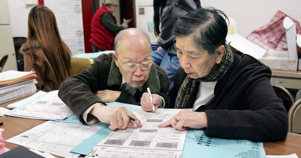 Foto: Dos votantes sinoamericanos en un colegio electoral en San Francisco, en 2004. (Reuters)