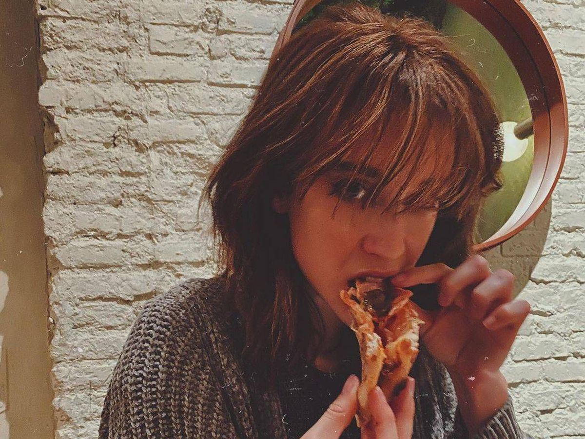 Foto: María Pedraza disfruta de una pizza con su nuevo flequillo. (Instagram @mariapedraza_)