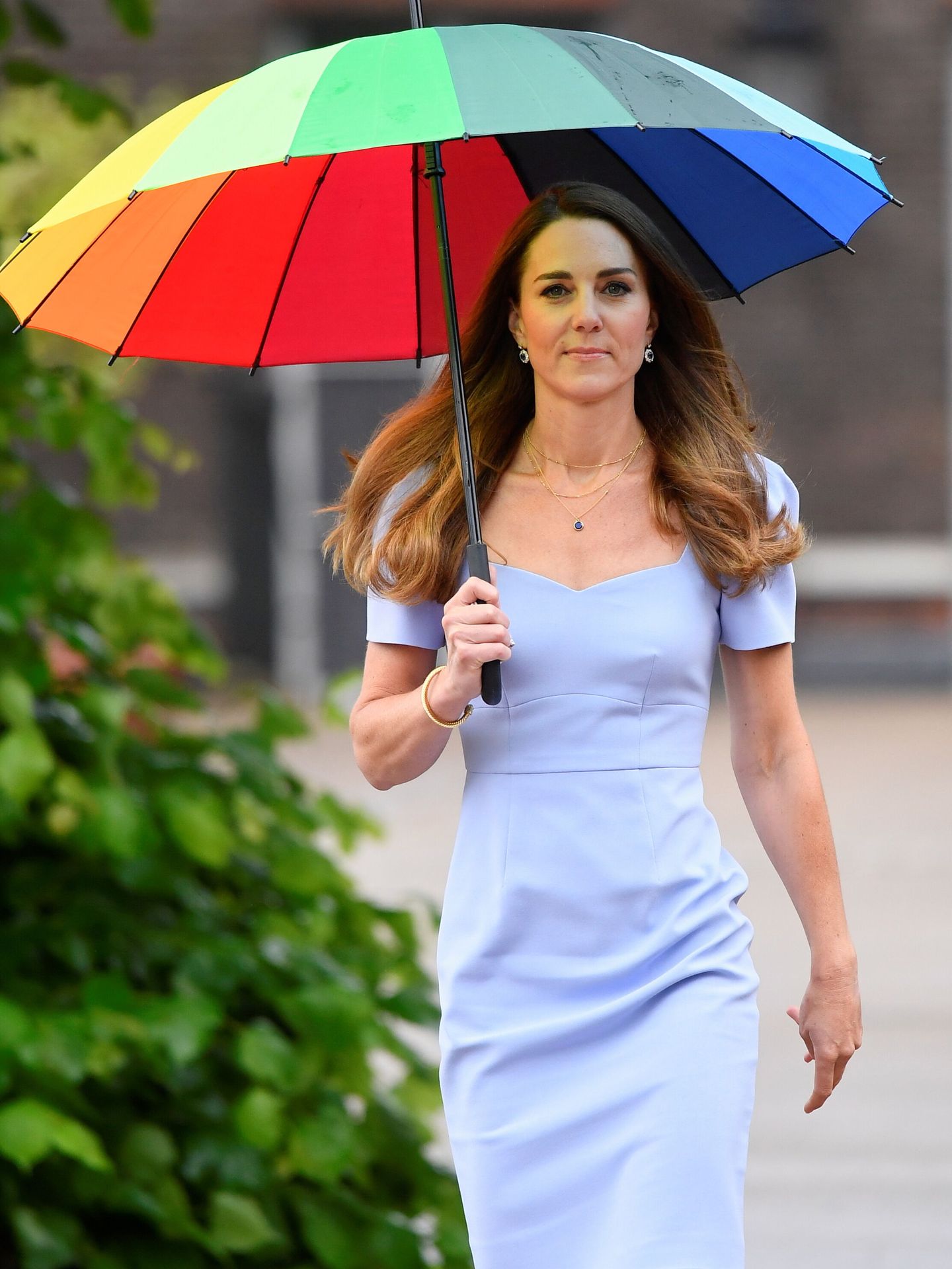 La duquesa de Cambridge con paraguas arcoíris. (Reuters)