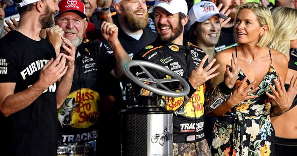 Foto: Martin Truex Jr. celebra su título de la NASCAR junto a Sherry Pollex, su pareja. (Reuters)