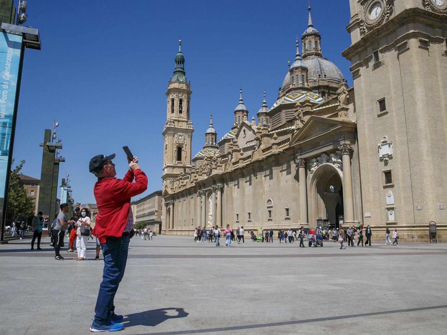 Un turista fotografía la basílica del Pilar, en Zaragoza. (EFE)