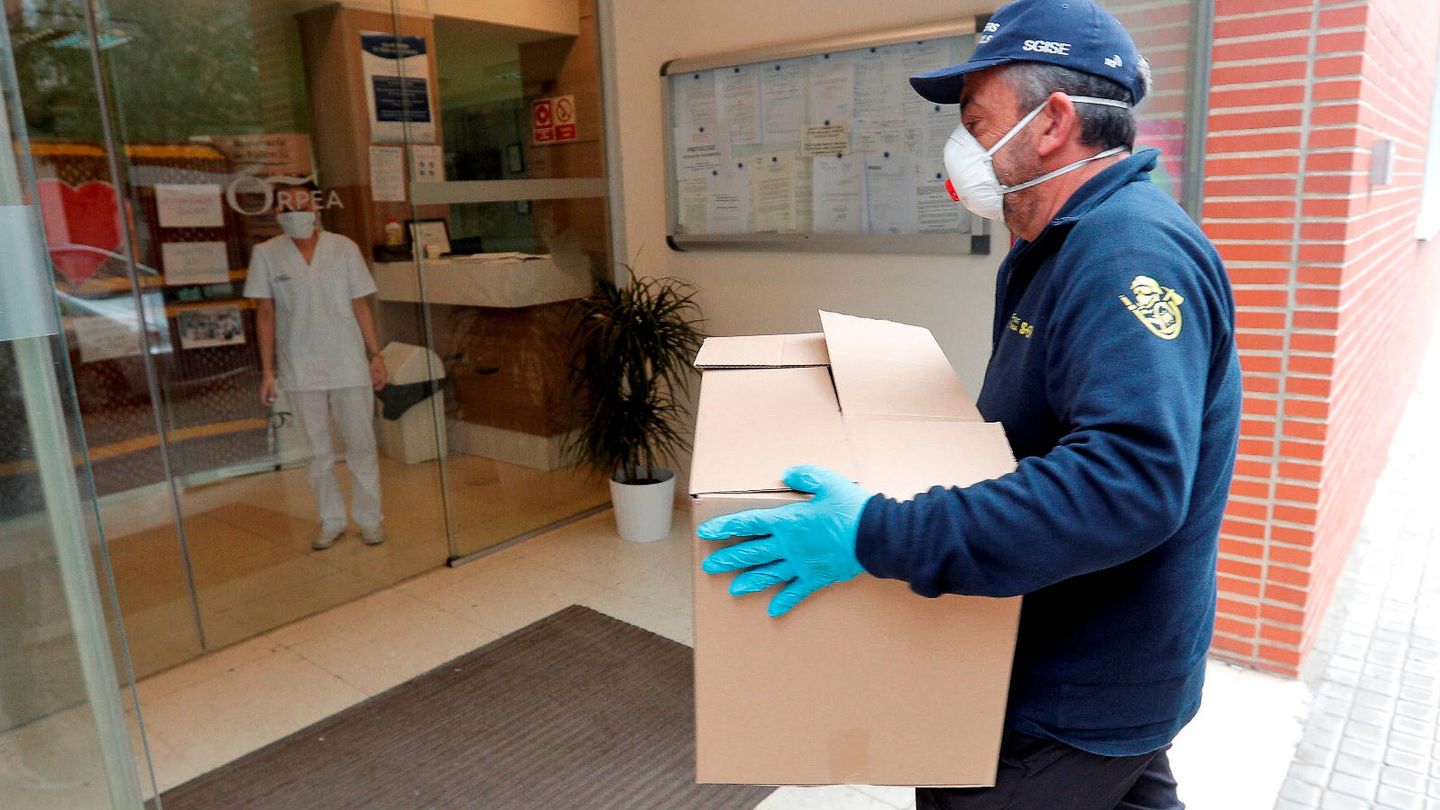 Un operario distribuye material de protección contra el coronavirus en una residencia valenciana. (GVA)