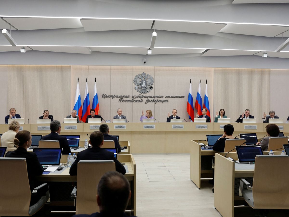 Foto: Los miembros de la Comisión Electoral Central votan a favor de prohibir a Boris Nadezhdin. (Reuters/Maxim Shemetov)