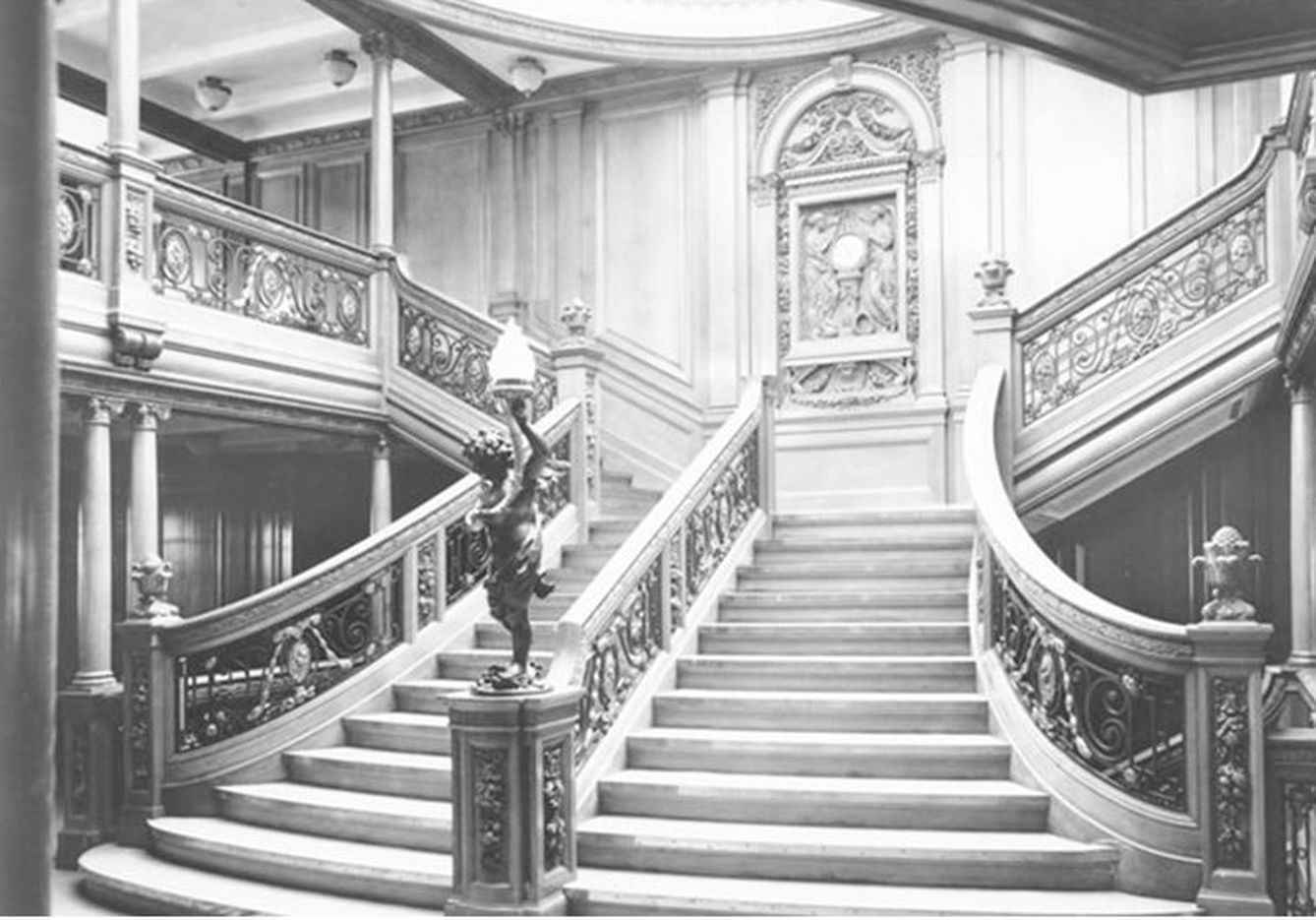 Una imagen de las escaleras del Titanic coronadas por el querubín que se subasta (C.C)