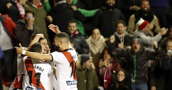 Foto: Jugadores del Rayo Vallecano celebran un gol. (EFE)