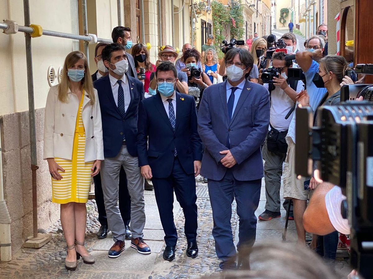 Foto: El presidente de la Generalitat, Pere Aragonés (3i), y el expresidente Carles Puigdemont (d) pasean por las calles de la localidad italiana de L'Alguer el pasado septiembre. (EFE/Laura Serrano-Conde)