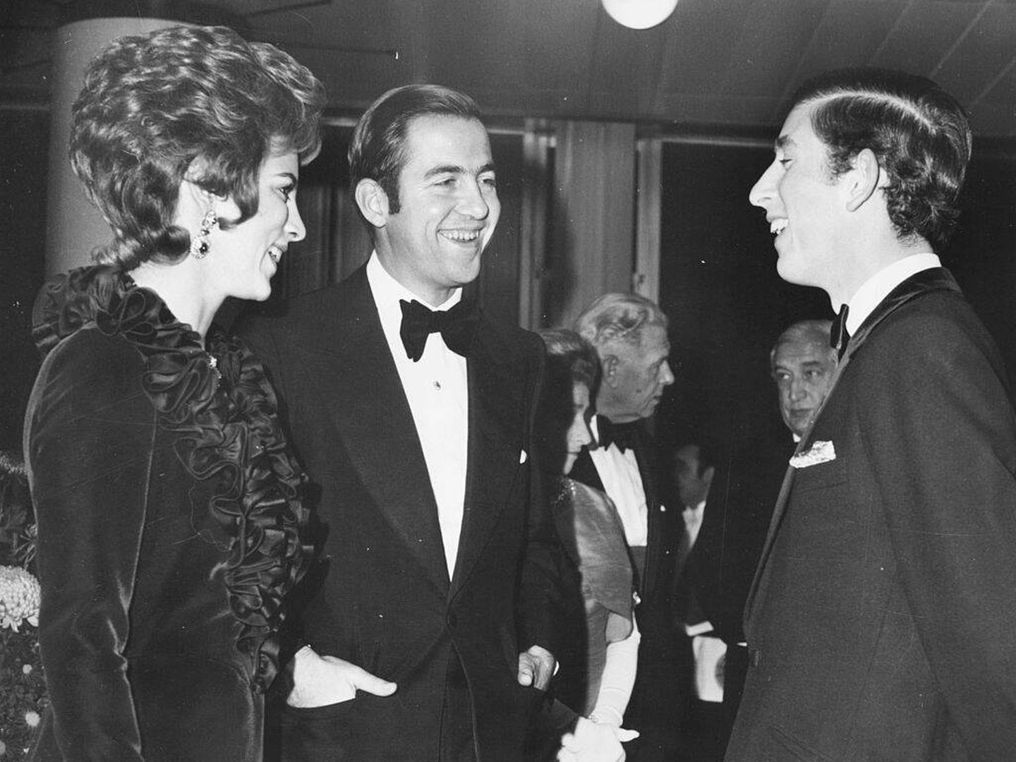  Ana María y Constantino, junto a Carlos de Inglaterra en 1970. (Getty)