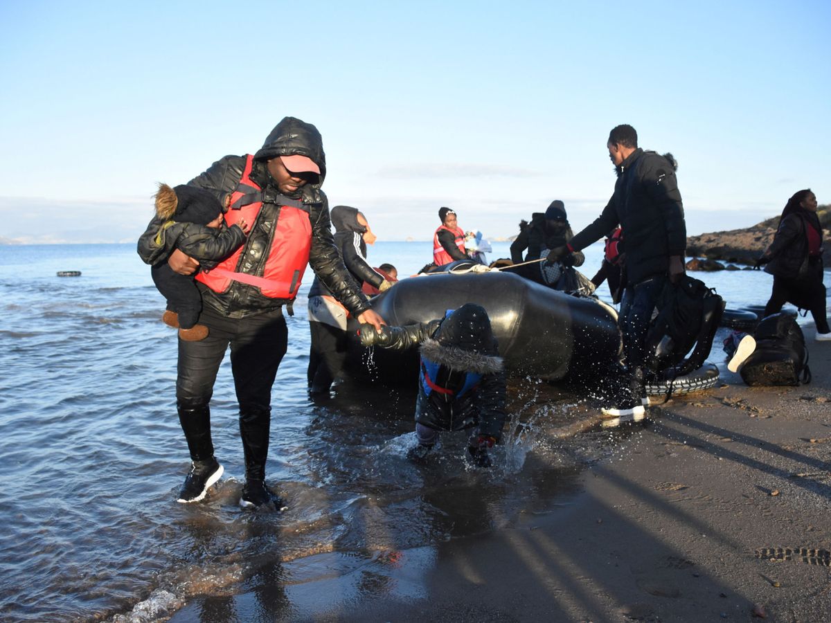 Foto: Varios migrantes vuelven a Turquía tras un intento fallido de alcalzar las costas griegas. (Reuters)