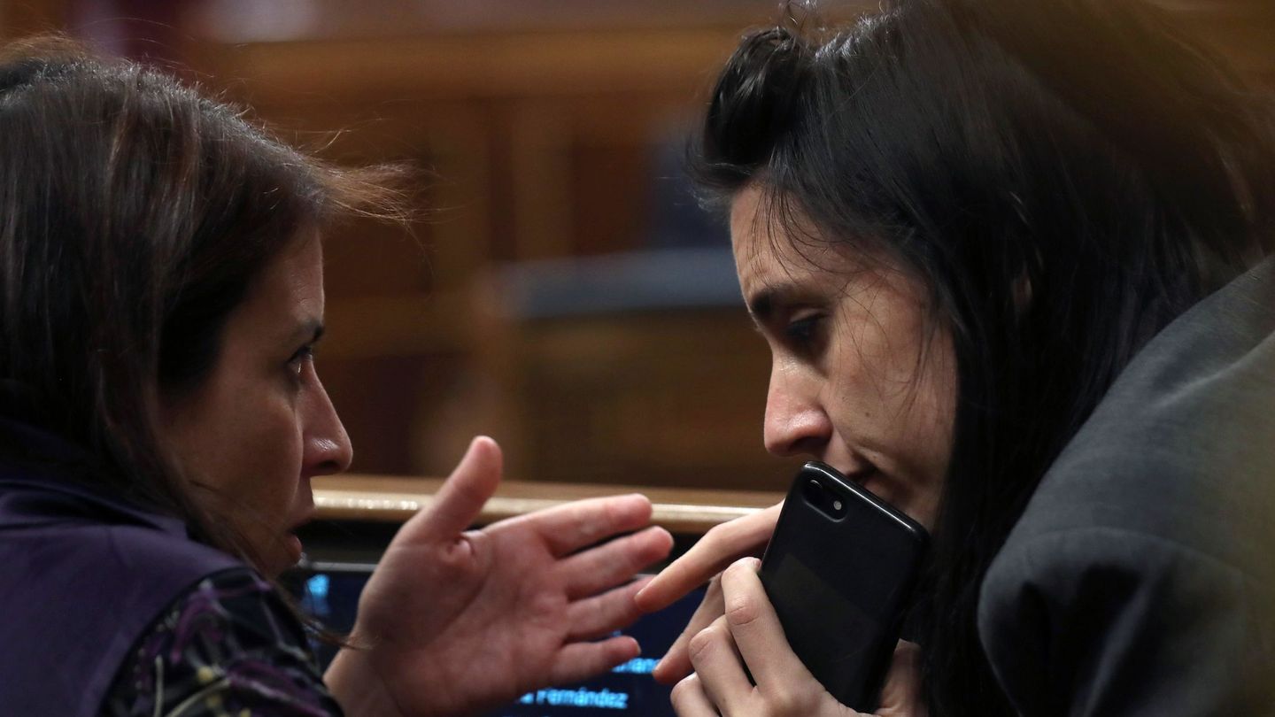 Las portavoces Adriana Lastra e Irene Montero, el pasado febrero en el pleno del Congreso. (EFE)
