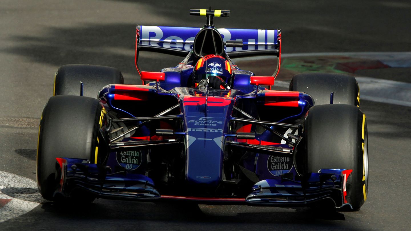 Sainz, al límite con el Toro Rosso durante la clasificación en Bakú. (EFE)