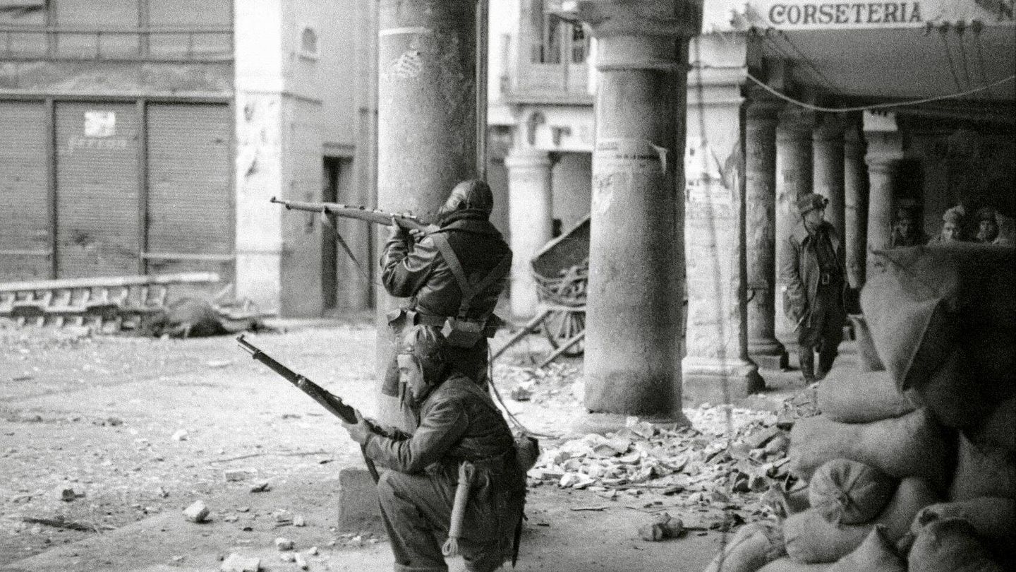 Combatientes en la plaza de Torico en Teruel, en 1937. (Alfonso/Vegap)