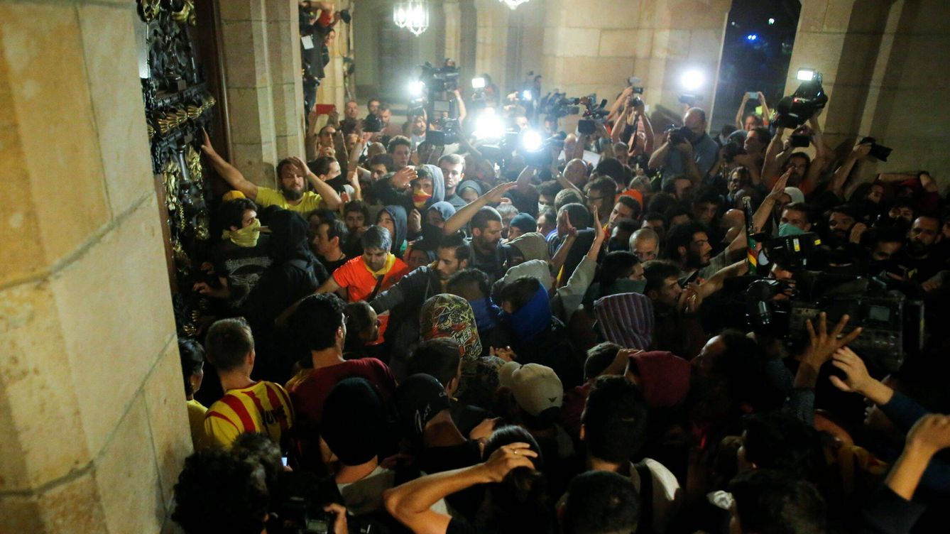 Foto: Los manifestantes en el momento en el que intentaron entrar al Parlament el 1 de octubre de 2018. (Reuters)