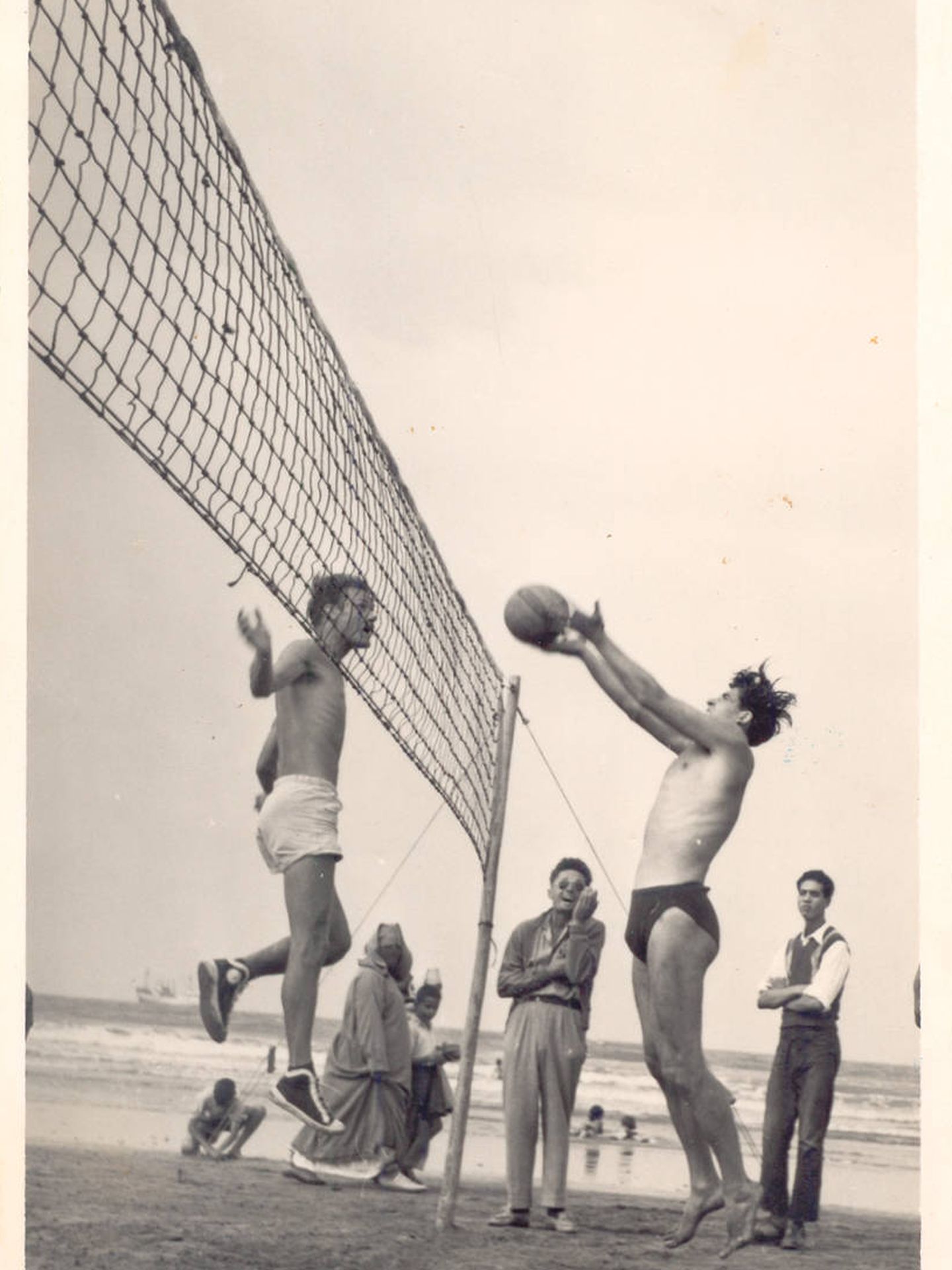 Santiago Cañizares (derecha) juega al voleibol en Mazagán-Al Yedida. (Archivo familiar)