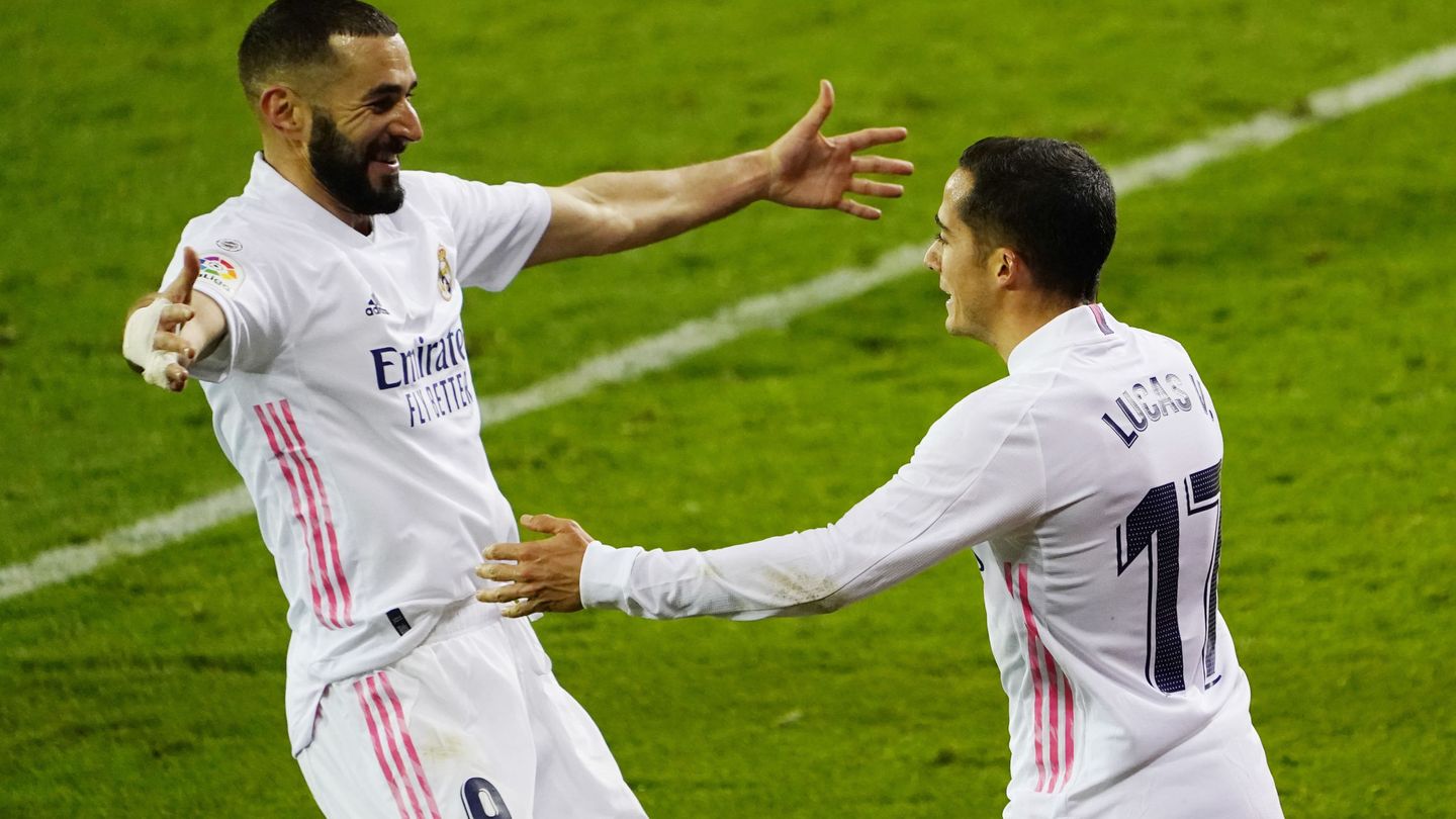 Benzema celebra con Lucas Vázquez un gol en Ipurua. (EFE)