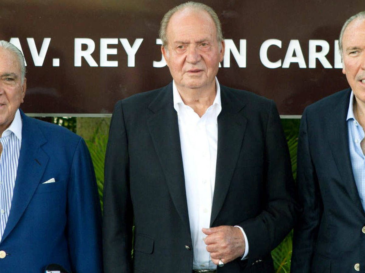 Foto: Don Juan Carlos, con dos de los hermanos Fanjul. (EFE)