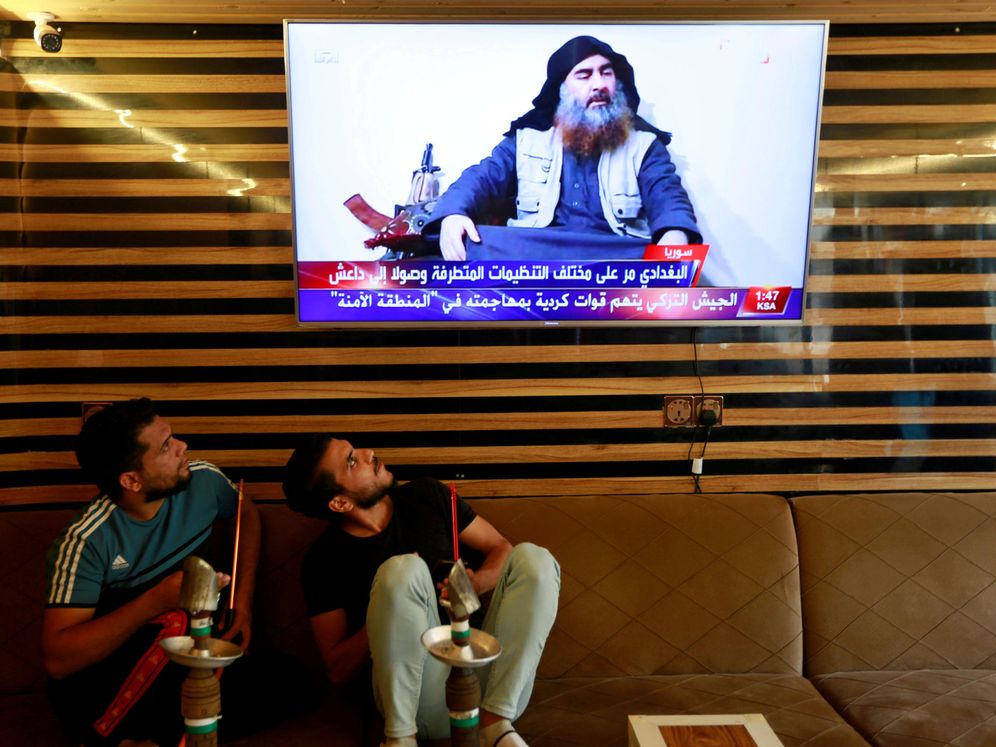 Foto: Jóvenes iraquíes ven las noticias de la muerte del líder del Estado Islámico Abu Baakr al-Baghdadi, en Najaf, Irak. (Reuters)