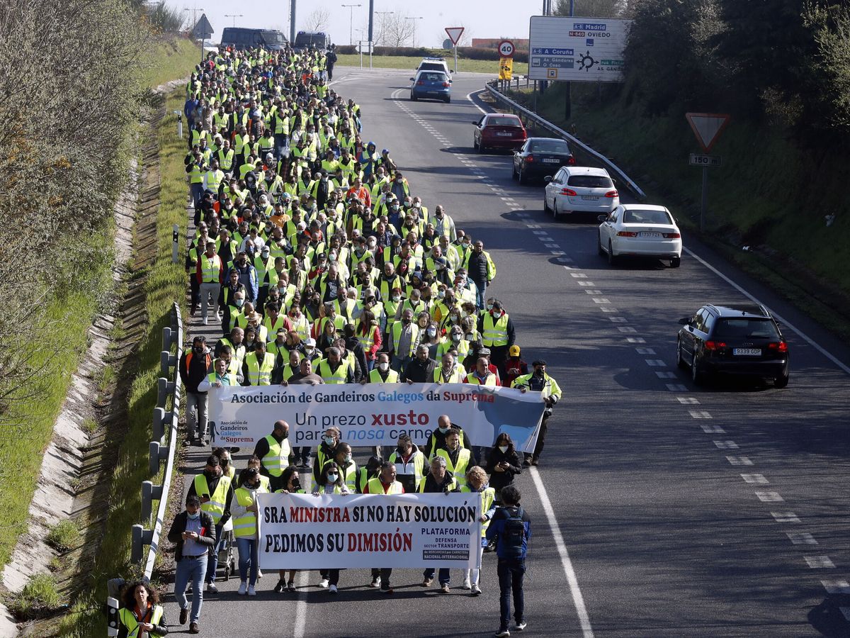 Foto: Manifestación de transportistas en Lugo. (EFE/Eliseo Trigo)