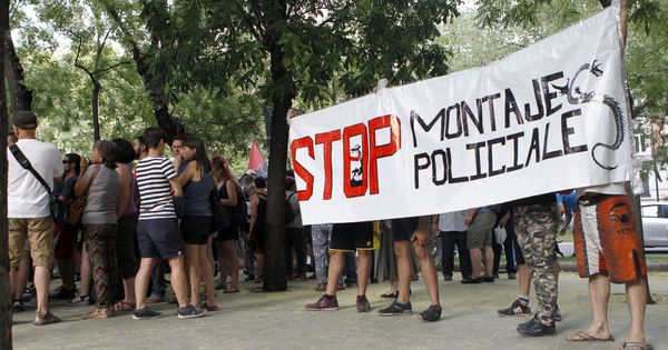 Foto: Concentración en apoyo a los acusados por la agresión de Alsasua frente a la Fiscalía General del Estado en Madrid. (EFE)